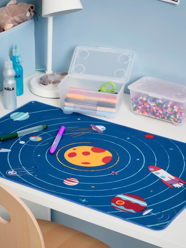 MÅLA filctollak egy AFTONSPARV íróasztali alátéten.