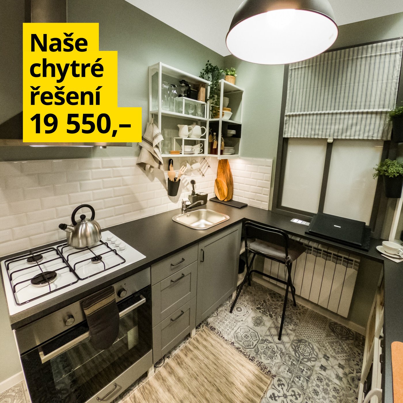 Malá kuchyně bez kompromisů v šedo-černé barvě.