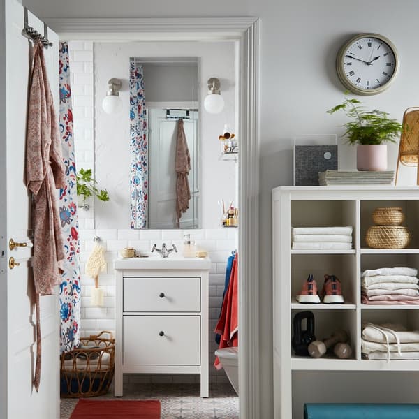 Mała łazienka z białą szafką umwalkową z serii HEMNES.