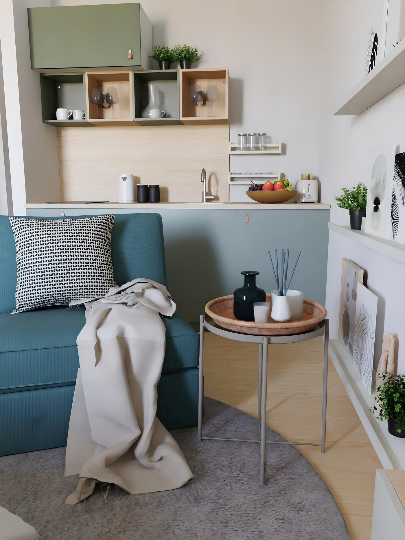 Mala moderna kuhinja s plavim kaučem, drvenim stolićem, posuđem i dekoracijama.