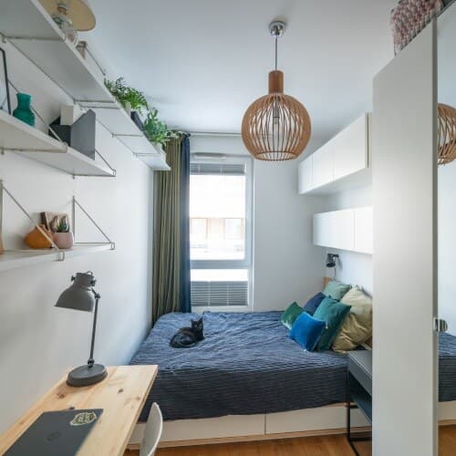 Mała sypialnia w bloku z miejscem do pracy