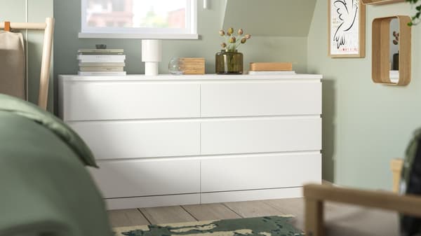 MALM-kommoden står på loftet.