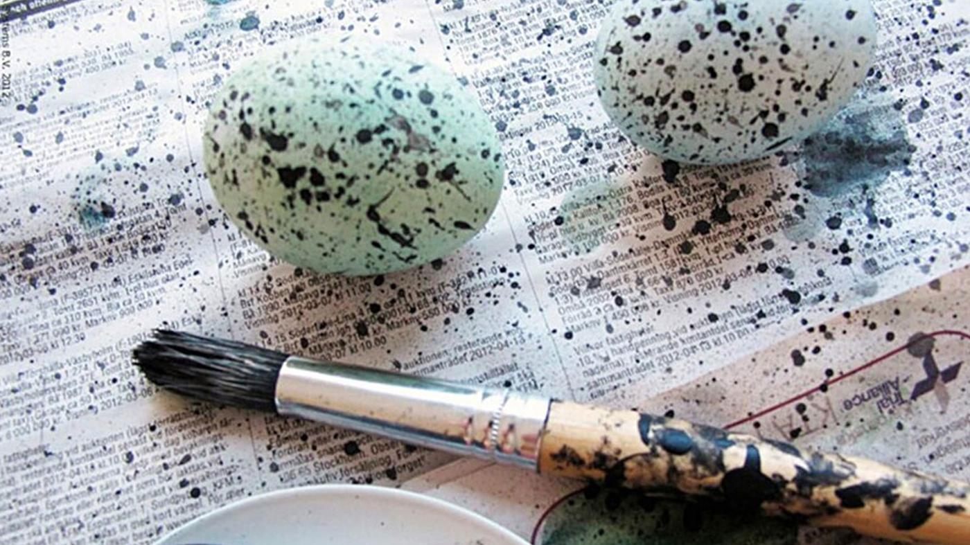 Malte påskeegg med sortmaling sprutet på.