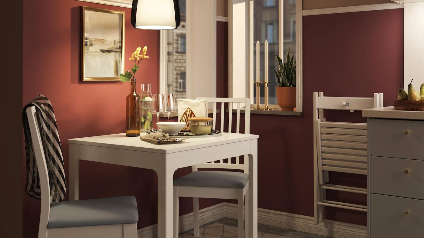 mały biały stolik kuchenny na dwa krzesła