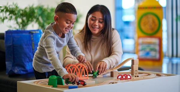 Maminka si se synem hraje v dětském koutku IKEA