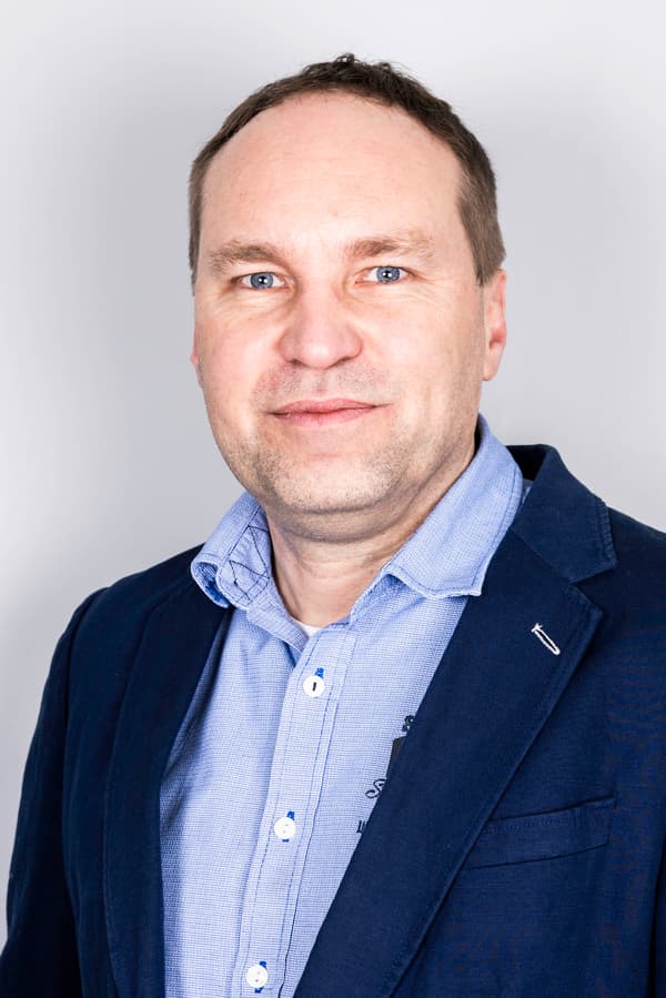 Man med blå skjorta.