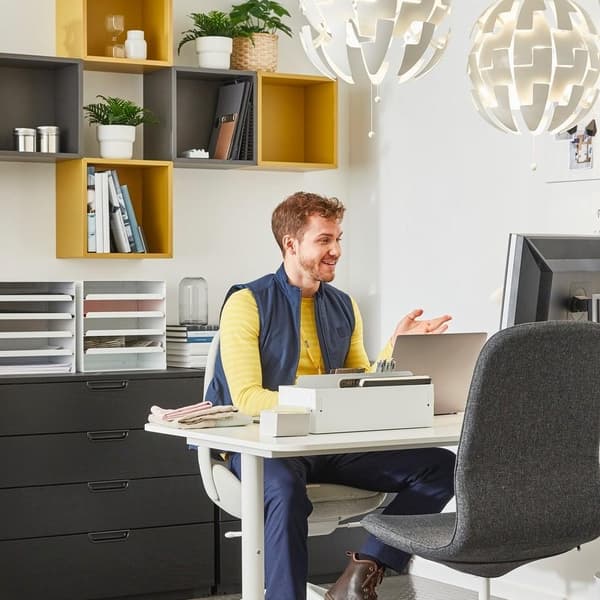 Man providing a room planning appointment