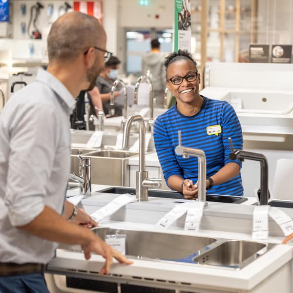 Man providing laundry planning service