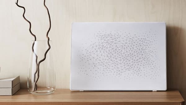 Man sieht den neuen SYMFONISK Bilderrahmen mit WiFi-Speaker.