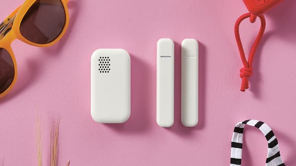 Man sieht die neuen Smart Safety Produkte von IKEA: der VALLHORN Funk-Bewegungsmelder, der PARASOLL Tür- und Fenstersensor und der BADRING Leckagesensor.
