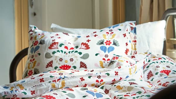 Man sieht eine Duvet und ein Kissen mit einem winterlichen Bezug.