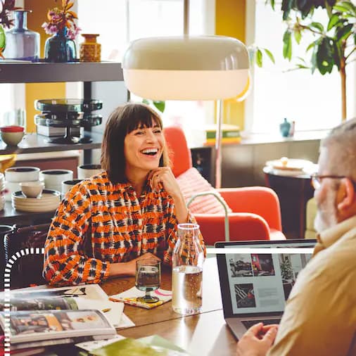 Man sieht eine lachende Frau in einem Co-Working Space