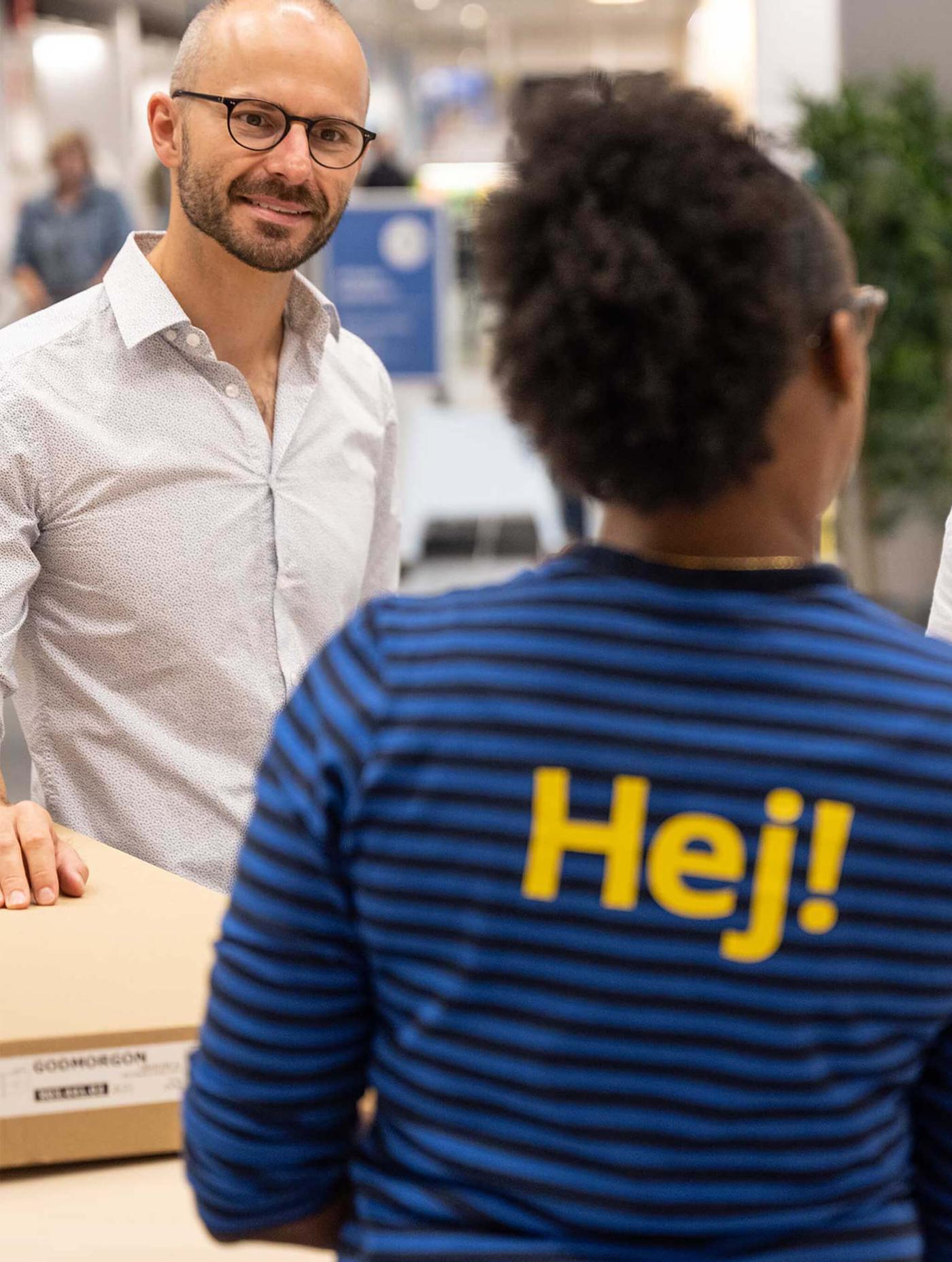 man talking to coworker