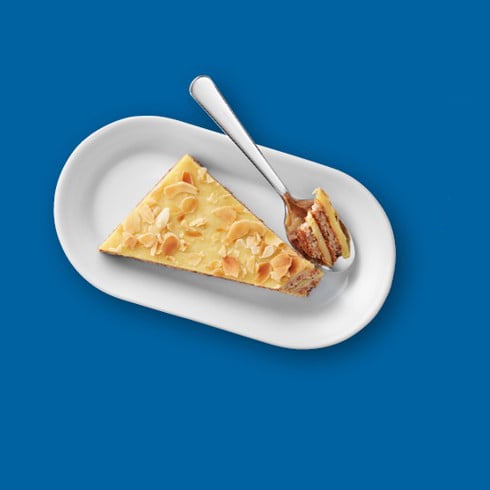 Mandljeva torta Almondy na modri podlagi