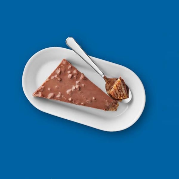 Mandljeva torta Daim na modri podlagi