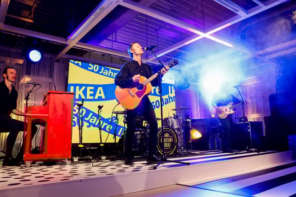 Mando Diao auf dem Jubiläumsevent bei IKEA in München