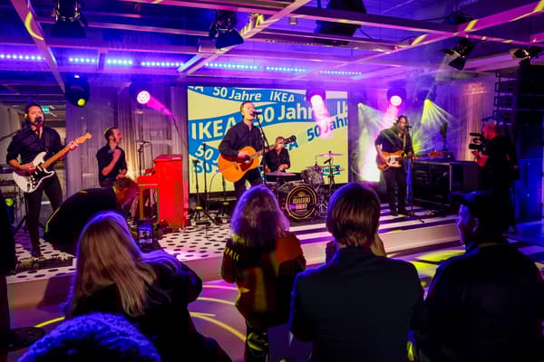 Mando Diao auf dem Jubiläumsevent bei IKEA in München