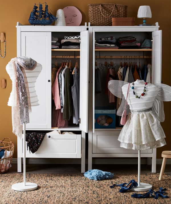 Manichini di fronte a due armadi pieni di vestiti - IKEA
