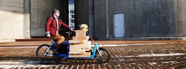 Mann på sykkel med IKEA varer.
