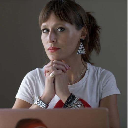 Manya Koetse portréja.
