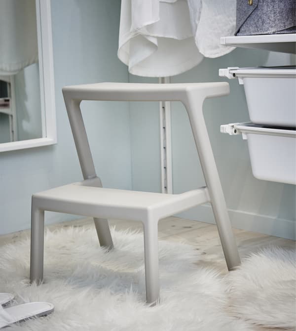 Marchepied robuste et léger beige MÄSTERBY à l’intérieur du dressing.