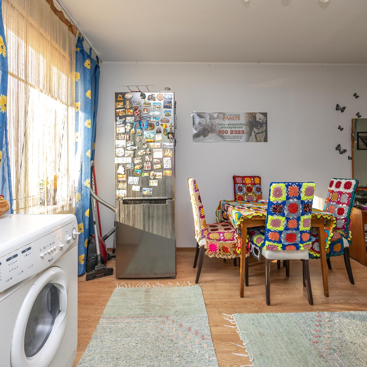 Margiti köök enne uuenduskuuri. Esiplaanil vasakul on pesumasin, tagaplaanil külmkapp ja söögiala.
