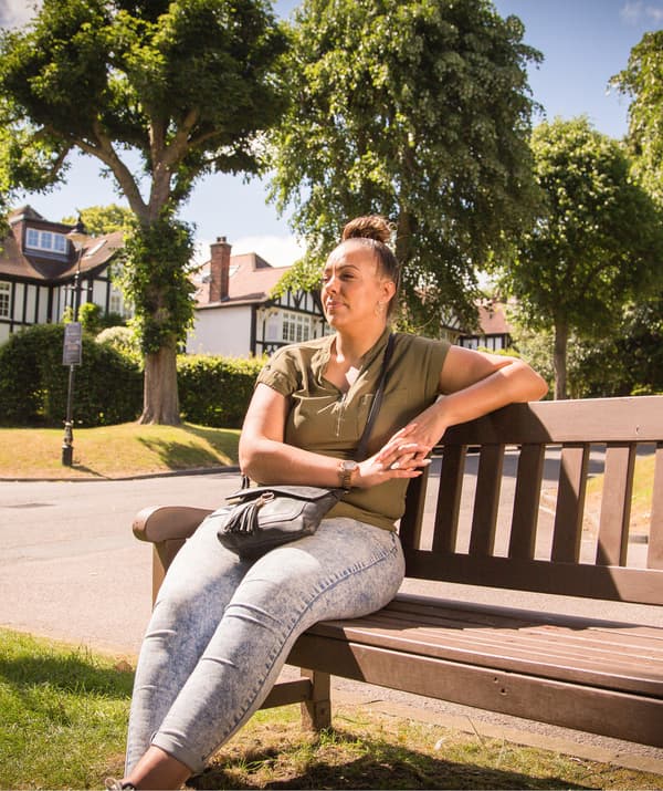 Mary นั่งอยู่บนม้านั่งท่ามกลางแสงแดดในสวน