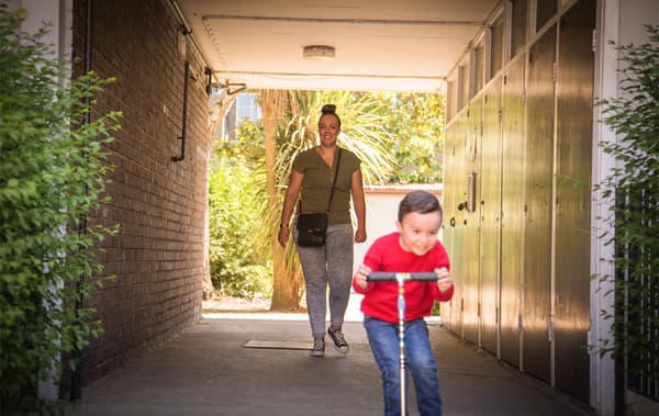 Mary เดินอยู่ข้างหลังเด็กเล็กๆ คนหนึ่งที่กำลังขี่สกู๊ตเตอร์