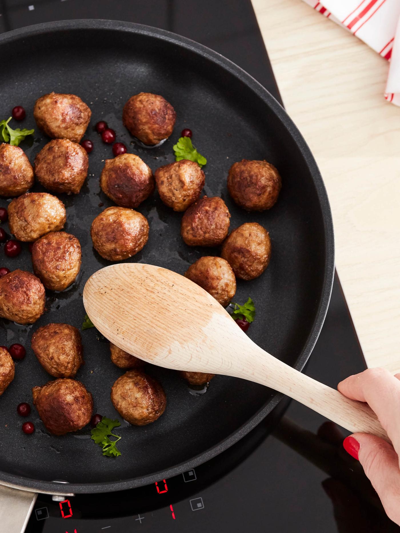 Masové kuličky HUVUDROLL na pánvi HEMKOMST.