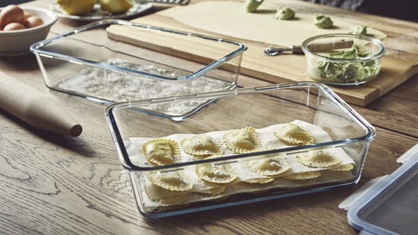 Mat som tillagas och serveras i IKEA 365+ ugnsform i glas.