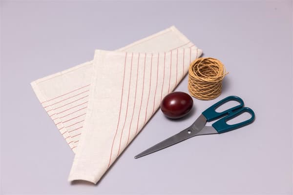 Materiale per il bricolage su un tavolo