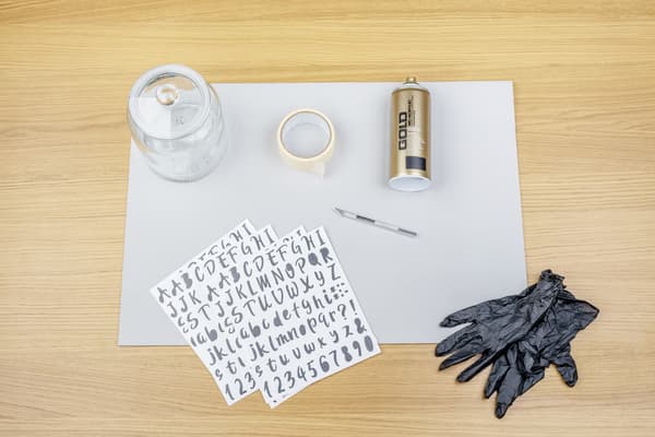 Materialien auf einem Tisch.