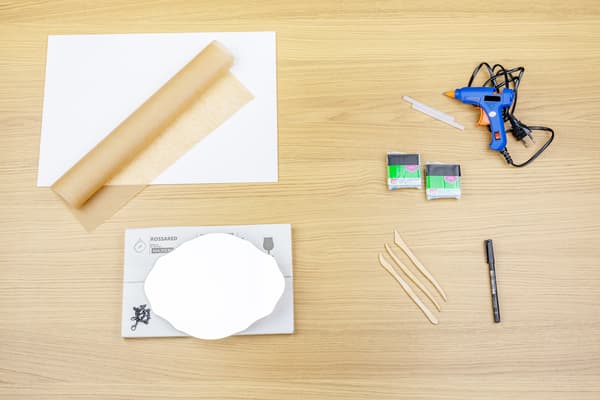 Materialübersicht mit Heißkleber Papier und Spiegel.