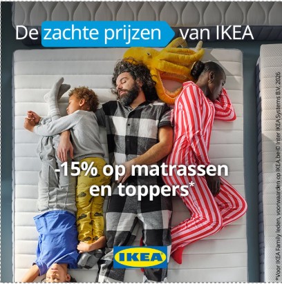 Matras van IKEA met daarop een jongen ondersteboven liggend en daarnaast nog een jongen, vader en moeder liggend. 