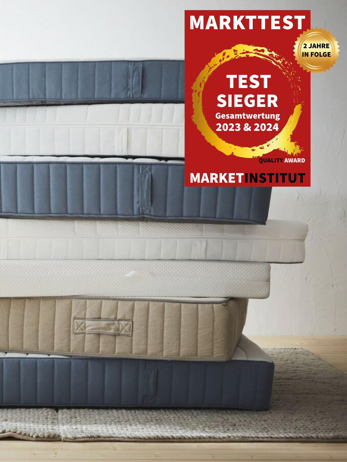 Matratzen übereinander gestapelt. Im Bild zu sehen Auszeichnung "MARKTTEST Testsieger Gesamtwertung 2023&2024 MARKETINSTITUT.