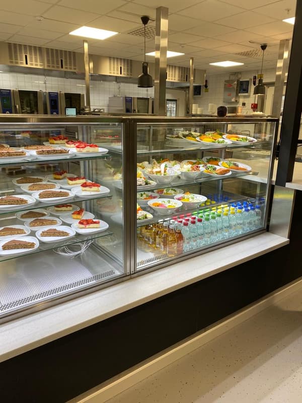 Matsortiment från IKEA bakom glasdisken