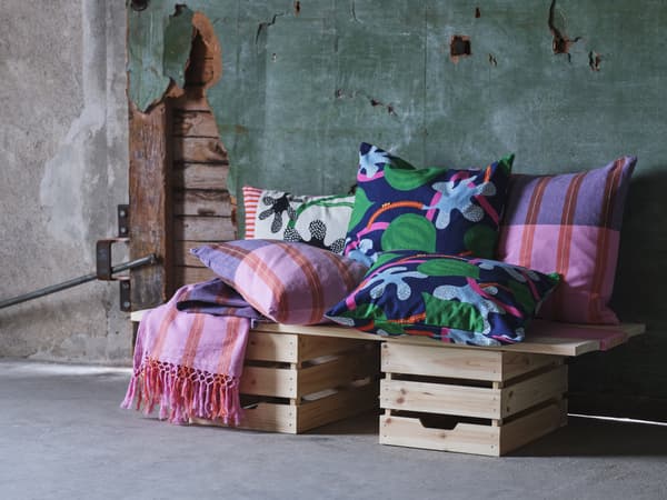 MAVINN cushions and throw rugs.