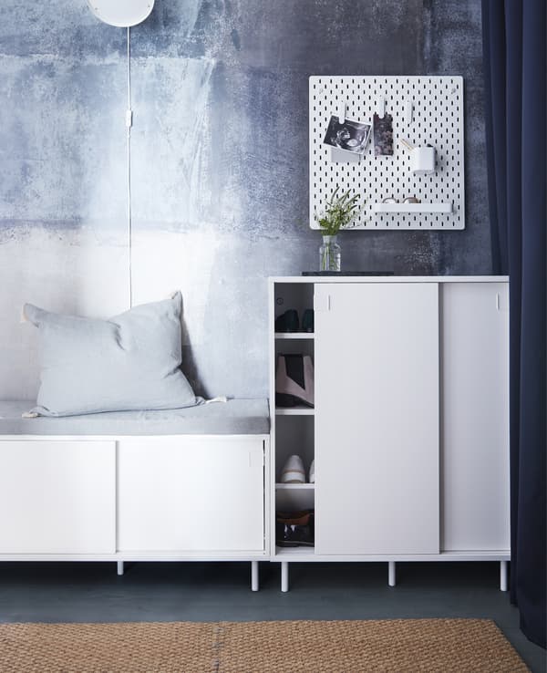 Maximiser l’espace à l’aide de meubles multifonctions. Nous en avons un vaste assortiment, comme la banquette MACKAPÄR blanche doublée d’un range-chaussures. Voilà qui est très pratique!