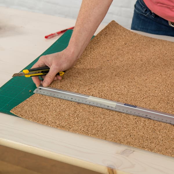 Measure the width and length of the top surface and cut the cork on a roll (from Brico) according to these measurements using a cork cutter and a metal bar.