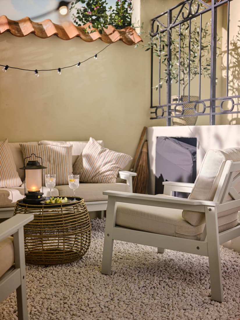 Meble ogrodowe z seri BONDHOLMEN stoją na patio.