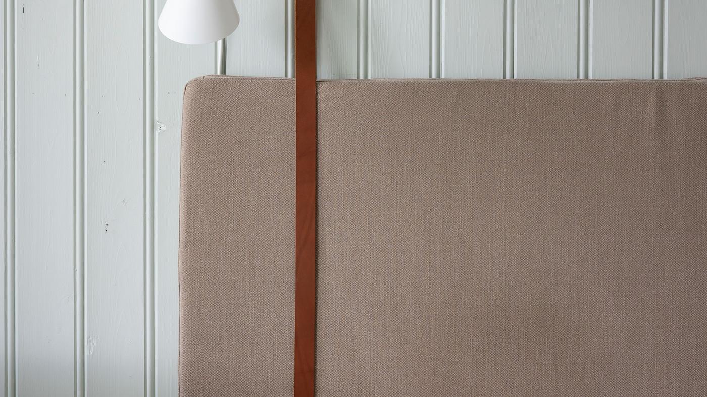 Med en myk sengegavl i ryggen er det lagt til rette for mer behagelige stunder for både amming og lesing. 