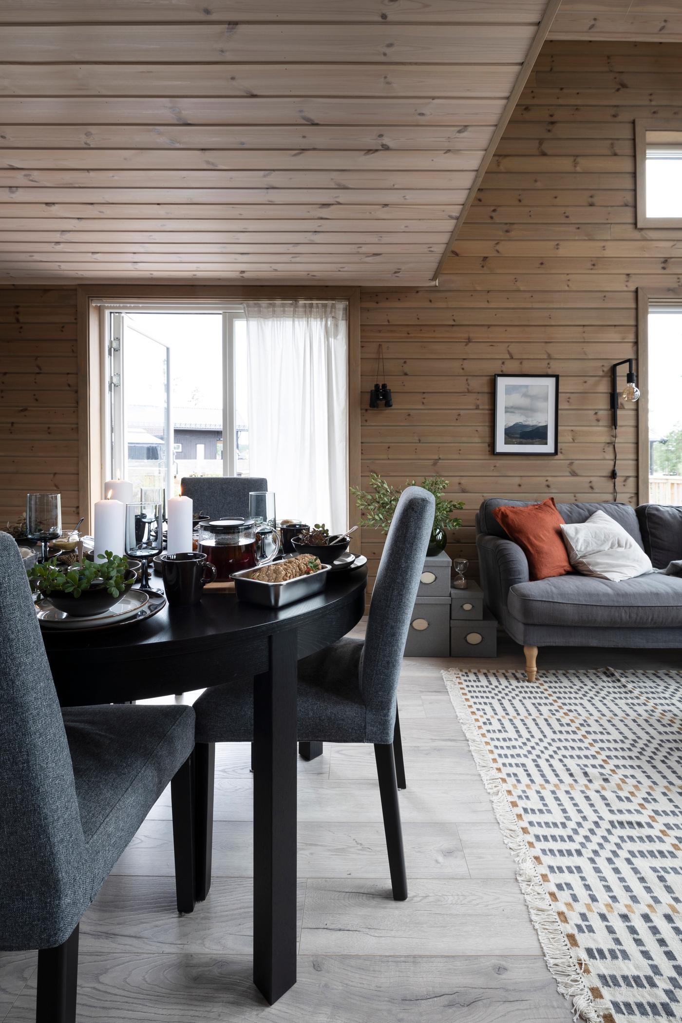 Med et rund, uttrekkbart spisebord med tilleggsplate gjør du enkelt plass til flere rundt bordet, noe som er genialt på hytta. Dette gir plass til 4–6 personer. Stolene er polstret, så her kan du sitte lenge og godt. Stoltrekket kan tas av og vaskes i maskin. 