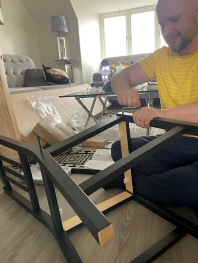 Medarbetare från IKEA Helsingborg inreder en lägenhet inom Barns Bostad Först.