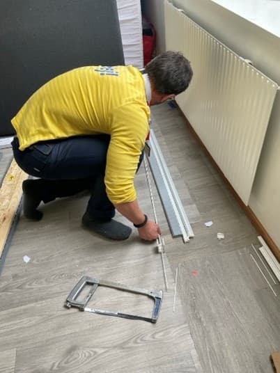 Medarbetare från IKEA Helsingborg inreder en lägenhet inom Barns Bostad Först.