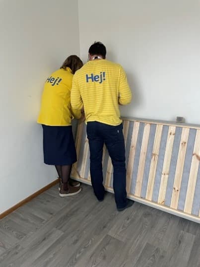 Medarbetare från IKEA Helsingborg inreder en lägenhet inom Barns Bostad Först.
