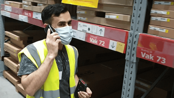 Medewerker van IKEA die aan het overleggen is aan de telefoon.