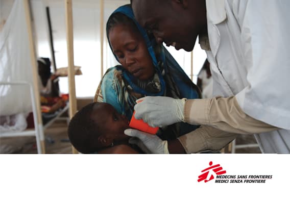 Medici senza frontiere mentre sono all'opera sul campo.