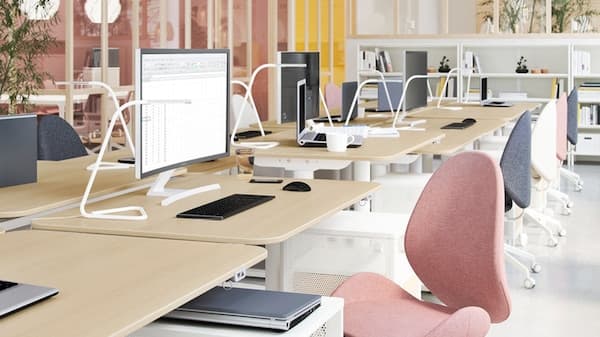 Meerdere bureaus en bureaustoelen naast elkaar