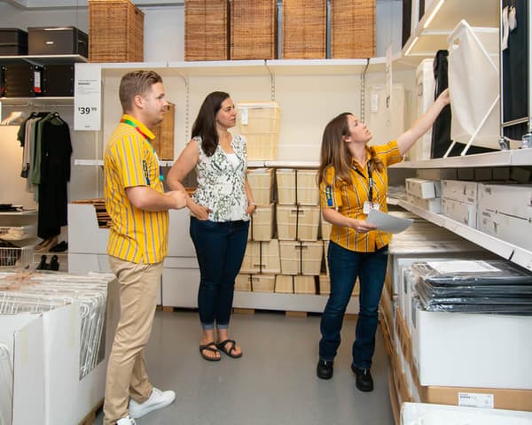 Megan et deux collaborateurs IKEA dans un magasin IKEA