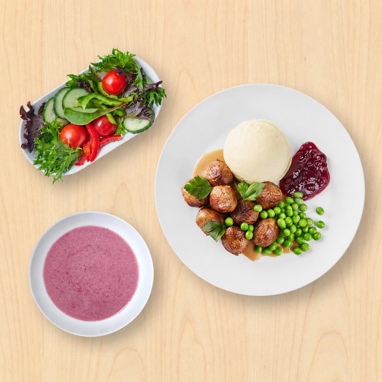 Meggylevest, húsgolyót burgonyapürével, áfonyalekvárral és zöldborsóval, valamint salátát